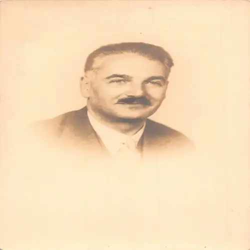 A635 Echt Foto Portrait eines reifen Mannes im Anzug Interessante Schnurrbart Postkarte
