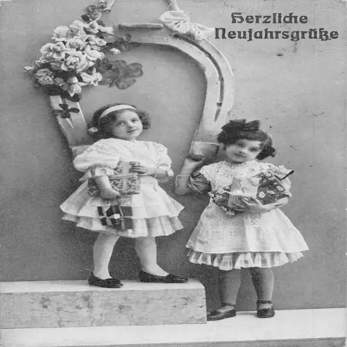 A635 Neujahrsgrüße 1928 Mädchen Geschenke Hufeisen Kleeblatt Blumen Postkarte