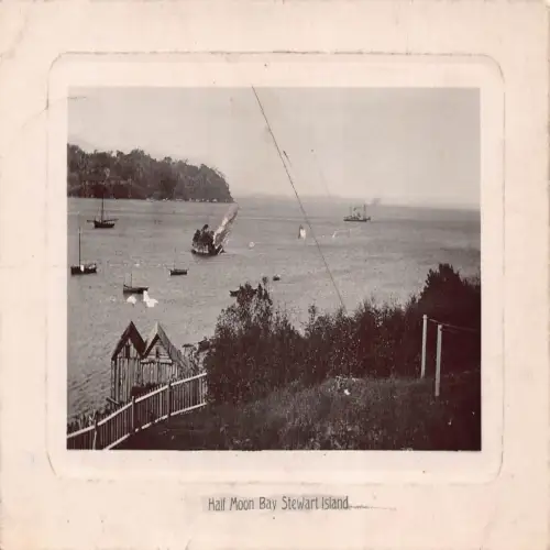 A642 Neuseeland Half Moon Bay Stewart Island Boote Passepartout Postkarte