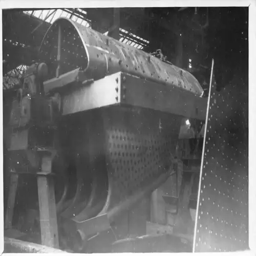B123 Echtfoto eines Mechanikers Teil der Fabrik Industrie Vintage Postkarte