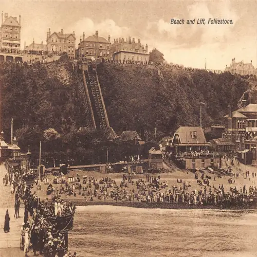 B116 England Beach and Lift Folkestone Vintage Postkarte