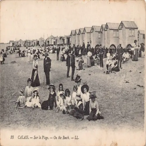 A676 Frankreich Calais Mädchen liegen auf Sand am Strand Vintage Postkarte