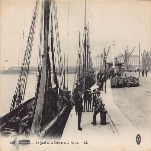 A676 Frankreich Calais Quai de la Colonne et le Bassin Boats Vintage Postkarte