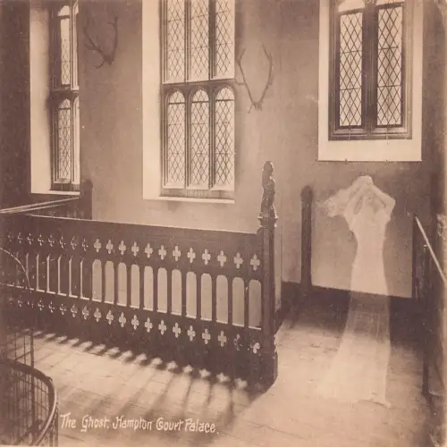 B127 England The Ghost Hampton Court Palace Vintage Postkarte