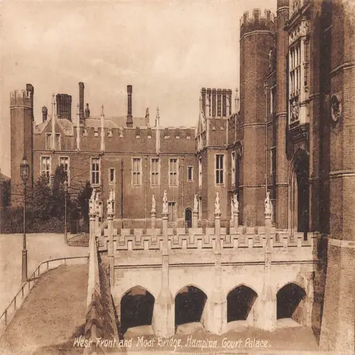 B127 England Hampton Court Palace Westfront und Moat Bridge Postkarte