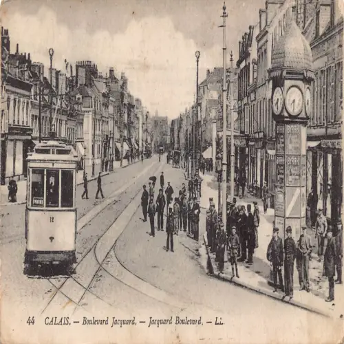 A678 Frankreich Calais Jacquard Boulevard Straßenbahn Uhr Byrrh Reklame Plakate Postkarte