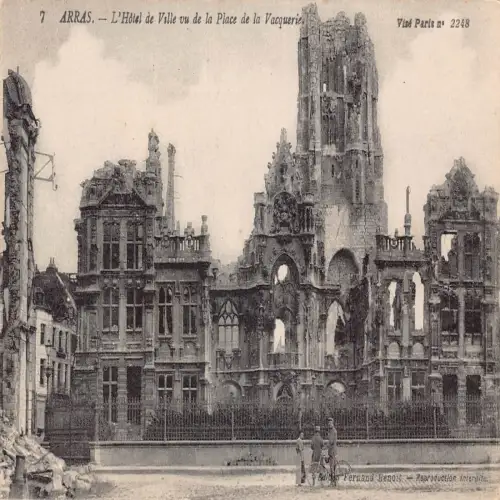 A682 Frankreich Arras Hotel de Vile Place de Vacquerie Ruinen WWI Katastrophe Postkarte