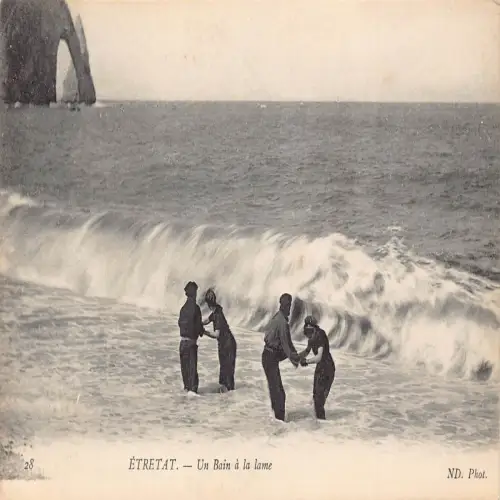 A683 Frankreich Etretat Un Bain a la lame Paare Baden Meer Postkarte