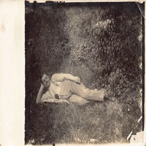 A687 Echt Foto Mode lässig gekleideter Mann liegend im Gras Postkarte