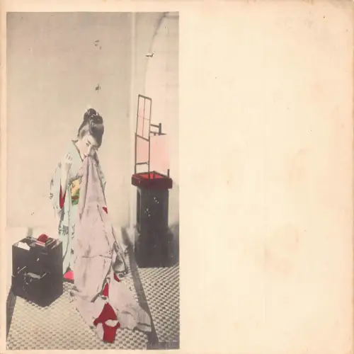 A687 Japan Geisha Nähen Kimono auf Boden Vintage Postkarte