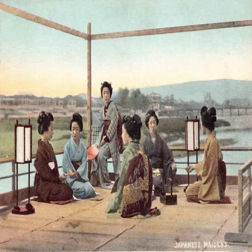 A687 Japan japanische Jungfrauen sitzen auf Terrasse Geishas Vintage Postkarte