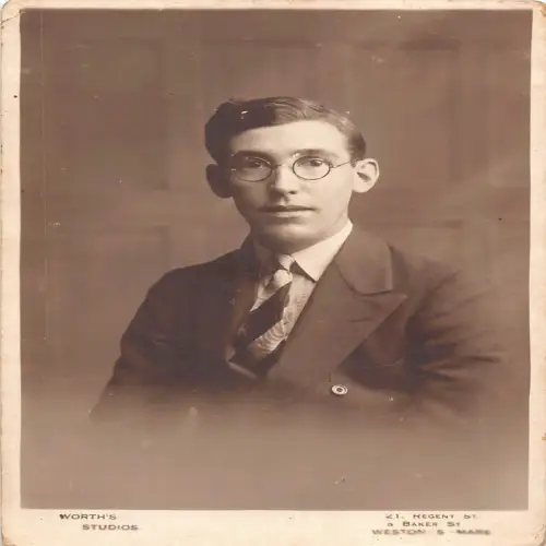 A688 Echt Foto Student mit runder Brille Anzug und Krawatte Worth's Studio Postkarte