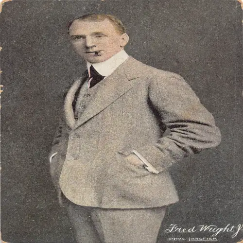A689 Portrait Fred Wright in Suit Smoking Cigar Vintage Postkarte