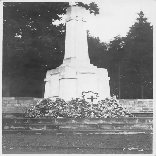 A665 England Unidentified Monument Flower Garlands Cross RPPC Vintage Postkarte
