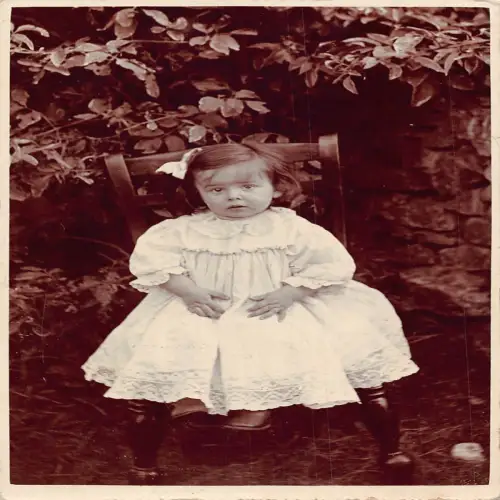 A696 Echt Foto St West Stockport Studio Bay Girl weißes Kleid auf Stuhl Postkarte