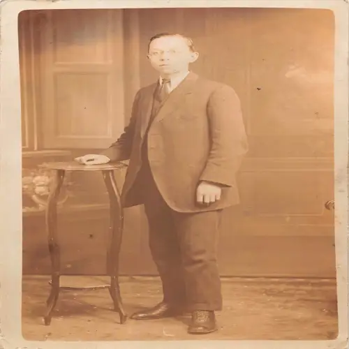 A696 Echtfoto The Grand Studio formell gekleideter Mann Anzug Brille Postkarte