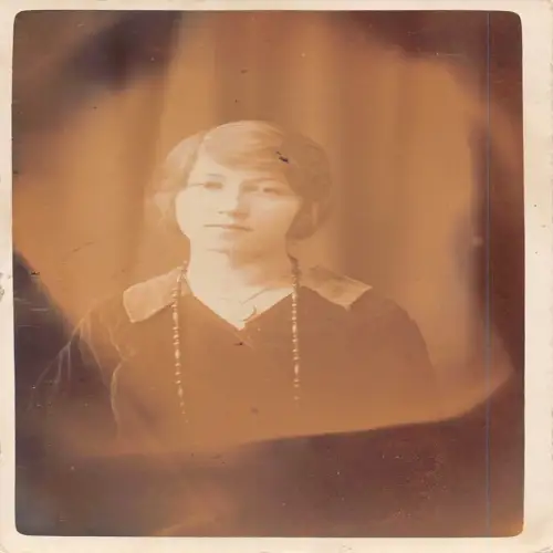 A696 Echt Foto Sepia Grand Studio Kurzhaar Frau Perlenkette Postkarte