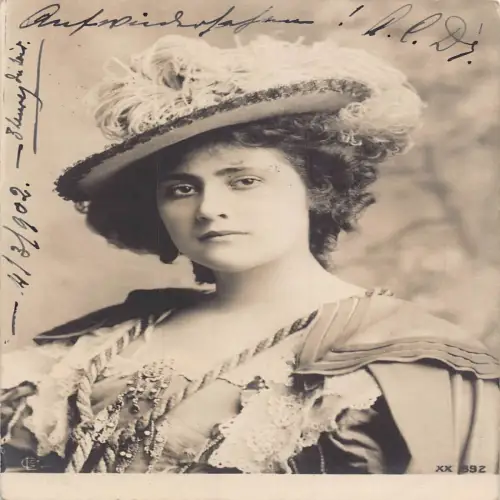A697 Glamour Fashion 1902 Frau Feder Hut Interessantes Kleid Portrait Postkarte