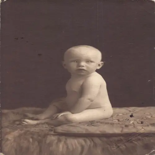 A697 Echt Foto Baby Junge ohne Kleidung sitzt auf Decke Postkarte