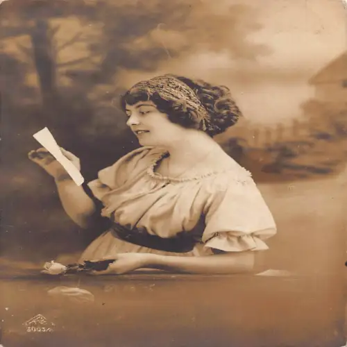 A697 Fotomontage lächelnde Frau liest Liebesbrief Rose Blume Postkarte