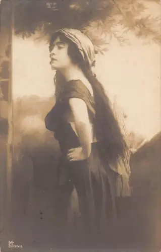 A697 Glamour Ethno 1913 Frau langes schwarzes Haar Schal auf Kopf Kleid Postkarte