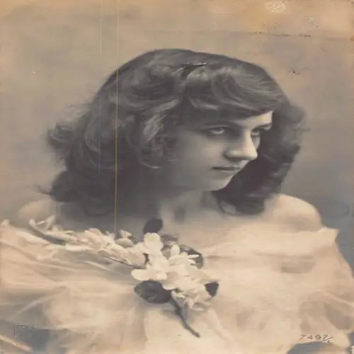 A697 Echt Foto 1909 Italienische Schönheit Schleier Kleid Blumen in Brust Postkarte