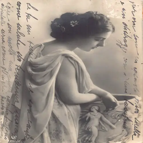 A697 Glamour 1910 Meditative Frau Gänseblümchen im Haar posiert in der Nähe von Angel Pot Postkarte