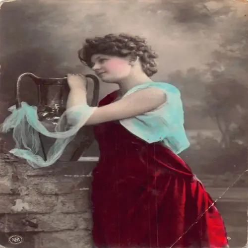 A697 Fotomontage kurze lockige Haare Frau rotes Kleid silber Topf Postkarte