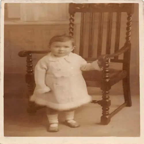 A697 Echt Foto Jerome Studio Baby Mädchen im Kleid hält Stuhl Postkarte