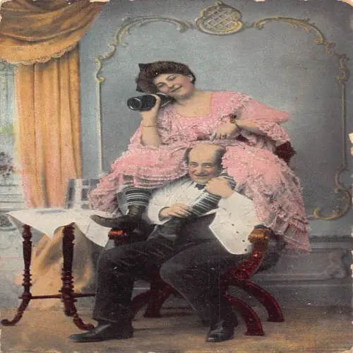 A702 Comic Humor 1909 Frau sitzt auf Mann Schulter Weinflasche Postkarte