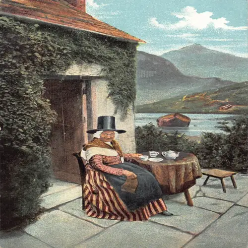 A703 Nationaltypen in Wales Ethnische Frau sitzt am Couchtisch Postkarte