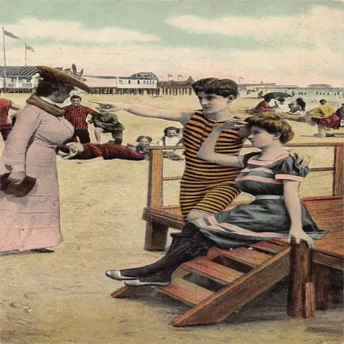A704 Urlaubspaar am Strand in Badeanzügen Vintage Postkarte