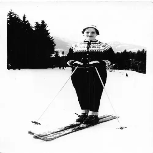A704 Echt Foto Arcenta Studio Frau Skifahren Wintersport Postkarte