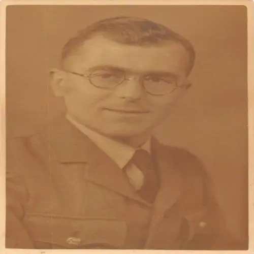 A706 Sozialgeschichte Mann mit Brille Richard Valettes Studio RPPC 1945 Postkarte