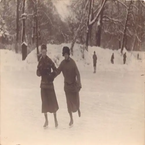 A714 Echt Foto Sozialgeschichte Wintersportinnen Schlittschuhlaufen auf Eis Postkarte