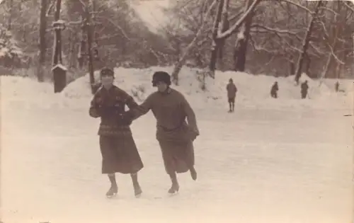 A714 Echt Foto Sozialgeschichte Wintersportinnen Schlittschuhlaufen auf Eis Postkarte