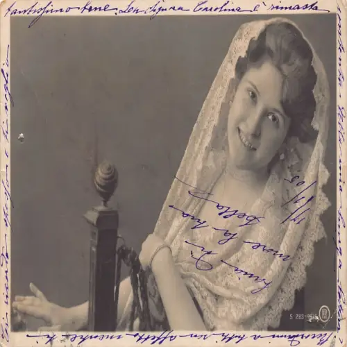 A719 Hochzeit 1905 Glückliche Frau mit Brautschleier posiert Postkarte