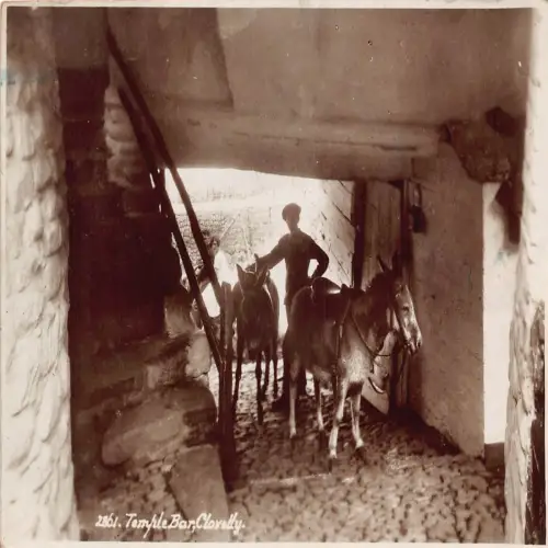 B130 England 1950 Clovelly Temple Bar Bauernesel RPPC Vintage Postkarte
