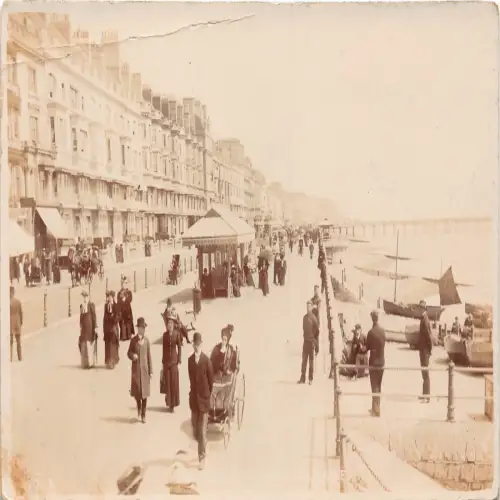 B130 England Eastbourne Promenade Frau in kleiner Kutsche RPPC Vintage Postkarte
