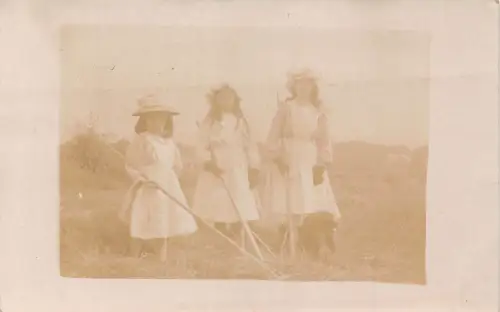 B123 Sozialgeschichte RPPC Drei Schwestern Rechen Hund Landwirtschaft Vintage Postkarte