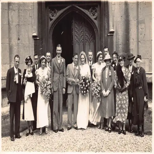 A721 Echt Foto Große Familie Dreifach Hochzeit Gruppe vor Kirche Postkarte