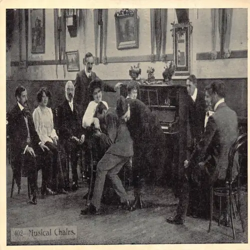 A721 Comic Humor Gruppe von Freunden spielen Musikstühle in der Kneipe Postkarte