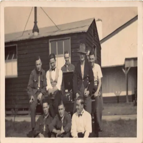 A722 Echt Foto Gruppe Männer Studenten Bücher Schreibmaschine Vintage Postkarte