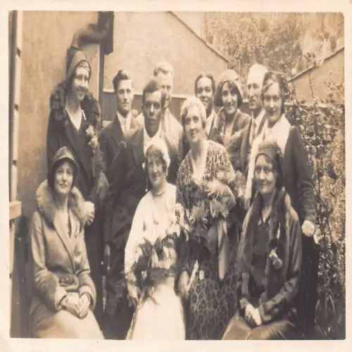A722 Echt Foto Sozialgeschichte Gruppe formell gekleideter Menschen Postkarte