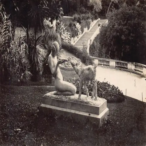A723 Frankreich Nimes Statue eines jungen Mädchens, das ein Kind Ziege füttert Vintage Postkarte