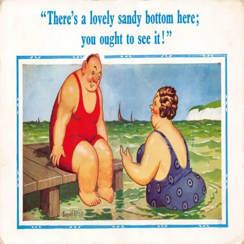 A724 Comic Humor dickes Paar badet im Meer schöner Sandboden hier 1963 Postkarte