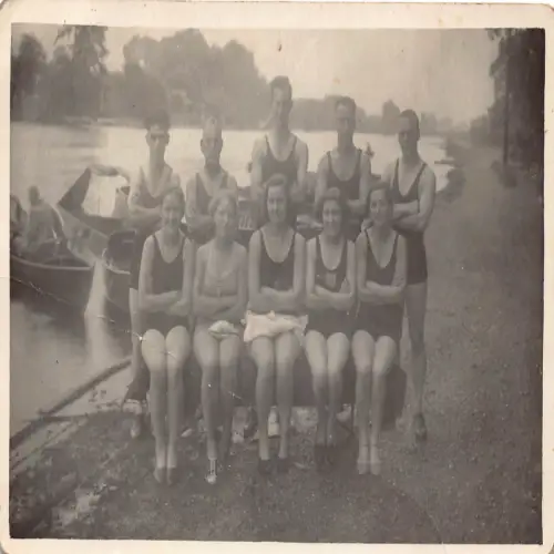 A724 Echt Foto Sozialgeschichte Gruppe von Freunden in Badeanzügen See Boote Postkarte