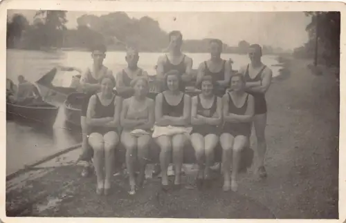 A724 Echt Foto Sozialgeschichte Gruppe von Freunden in Badeanzügen See Boote Postkarte