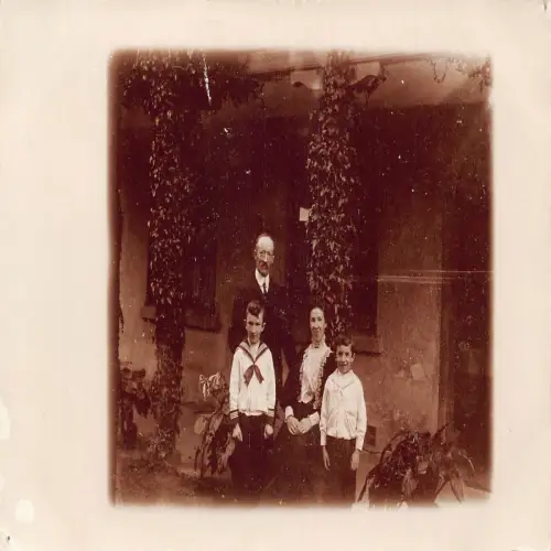 A723 Sozialgeschichte RPPC Familie mit zwei Söhnen in Matrosenuniform Haus Postkarte