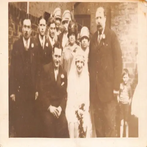 A724 Sozialgeschichte Glückliche Familie und Freunde Hochzeit Braut Bräutigam RPPC Postkarte